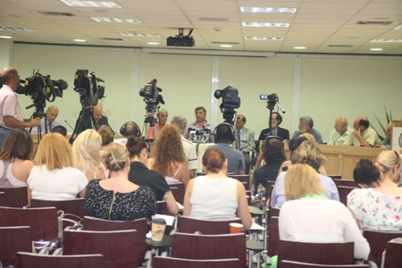 12 06 12 Patoulis Sinedefxi Tipou Me Ekprosopous Komaton 18r