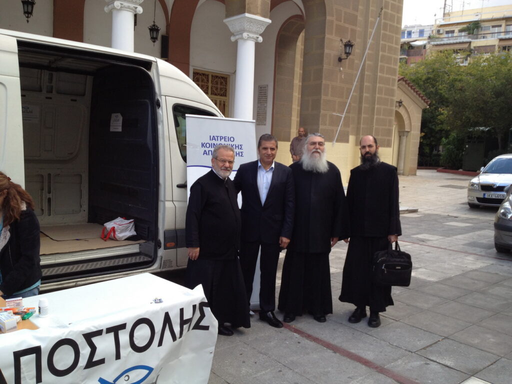 Εκατοντάδες ενορίτες προσέφεραν πολύτιμα φάρμακα για το Ιατρείο Κοινωνικής Αποστολής στον Ιερό Ναό του Προφήτη Ηλία στο Παγκράτι