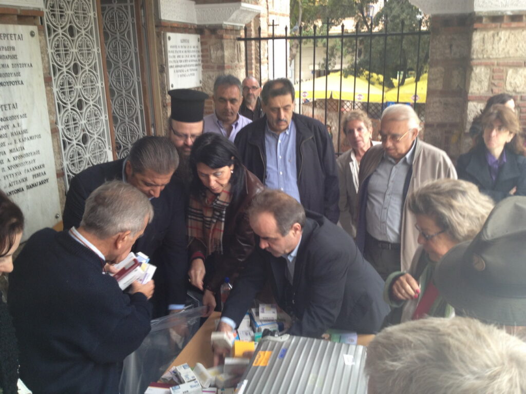 Όταν παίρνεις γεμίζεις τα χέρια – όταν δίνεις γεμίζεις την ψυχή:  52 σάκοι με φάρμακα συγκεντρώθηκαν στα Πετράλωνα και στην Κόρινθο για το Ιατρείο Κοινωνικής Αποστολής