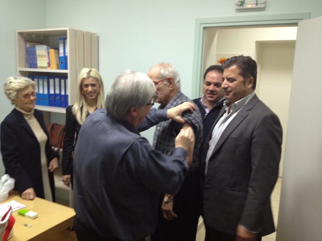 Το Ιατρείο Κοινωνικής Αποστολής συνεχίζει τους εμβολιασμούς στο Καρέλλειο Πρότυπο Κέντρο Alzheimer της  ΑΠΟΣΤΟΛΗΣ της Ιεράς Αρχιεπισκοπής Αθηνών  με εθελοντές γιατρούς του Ιατρικού Συλλόγου Αθηνών