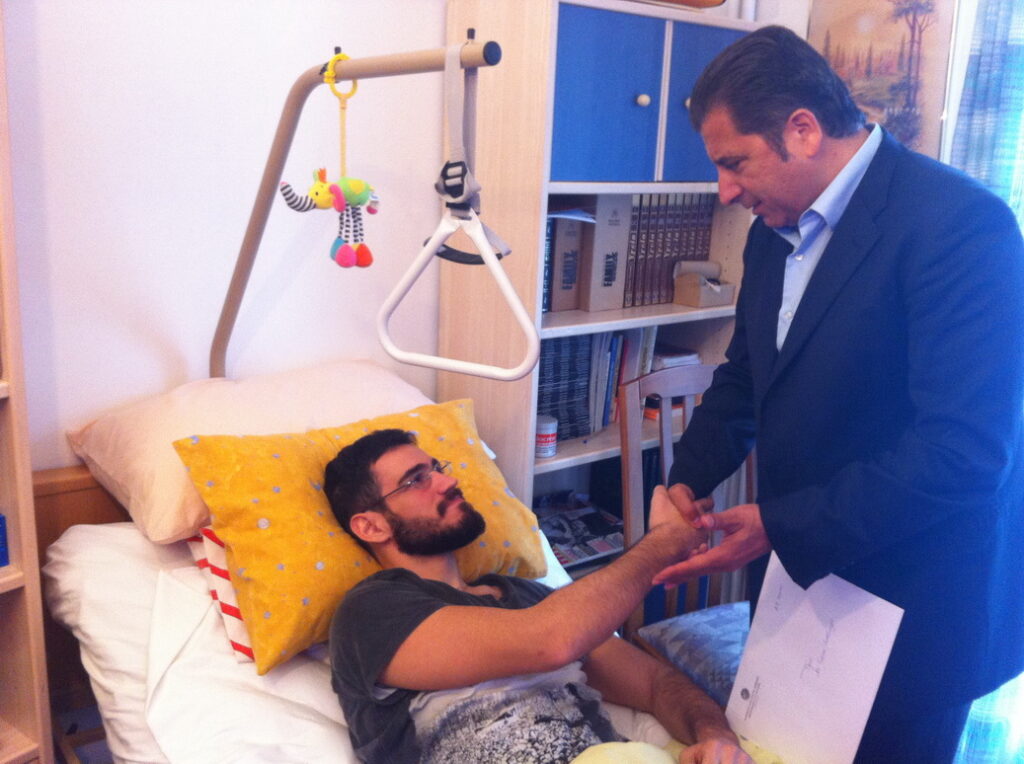 Με μικρά ποσά και μεγάλη αγάπη χιλιάδες συνάνθρωποί μας συγκέντρωσαν μέσα από τον Ιατρικού Σύλλογο Αθηνών το μεγάλο ποσό των σαράντα χιλιάδων ευρώ για τη στήριξη του Γιάννη Σεβδικαλή Με μικρά ποσά και μεγάλη αγάπη χιλιάδες συνάνθρωποί μας συγκέντρωσαν μέσα από τον Ιατρικού Σύλλογο Αθηνών το μεγάλο ποσό των σαράντα χιλιάδων ευρώ για τη στήριξη του Γιάννη Σεβδικαλή