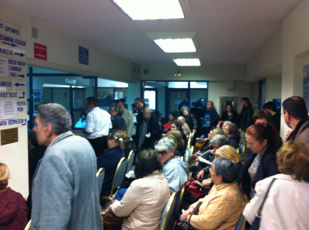 Ο ΙΣΑ καταγγέλλει τις ουρές στο ΤΣΑΥ που φτάνουν μέχρι το δρόμο και απαξιώνουν τους υγειονομικούς