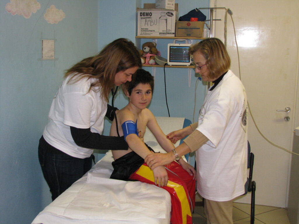 175 παιδοκαρδιολογικοί και παιδοοφθαλμολογικοί έλεγχοι από Γιατρούς  του Ιατρείο Κοινωνικής Αποστολής στη Σίφνο