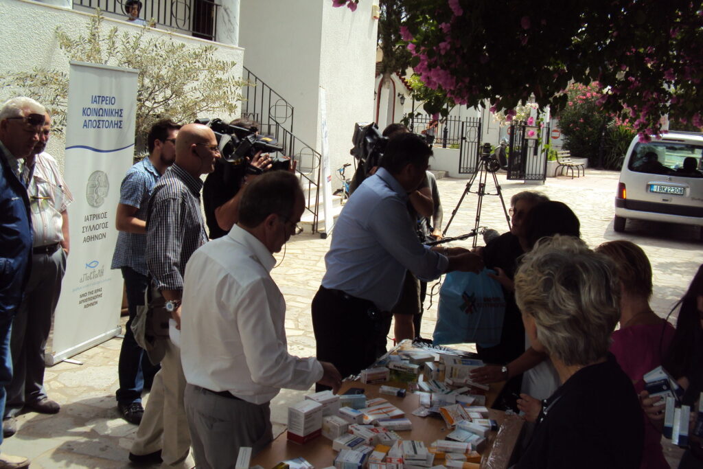 Μεγάλη η ανταπόκριση του κόσμου στη συγκέντρωση φαρμάκων στον Ιερό Ναό Παμμεγίστων Ταξιαρχών στο Μοσχάτο