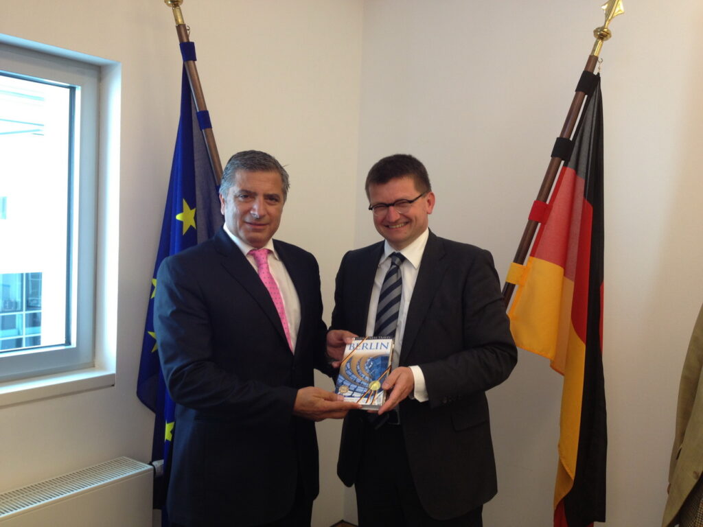 Τον Γερμανό Υφυπουργό Υγείας συνάντησε στο Βερολίνο ο Πρόεδρος του Ι.Σ.Α. για τους νέους γιατρούς της Αθήνας που εργάζονται στη Γερμανία Τον Γερμανό Υφυπουργό Υγείας συνάντησε στο Βερολίνο ο Πρόεδρος του Ι.Σ.Α. για τους νέους γιατρούς της Αθήνας που εργάζονται στη Γερμανία
