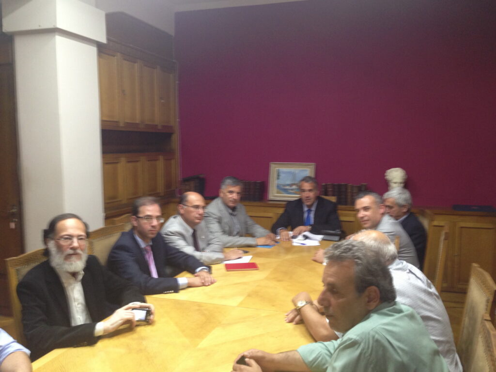 Τις κόκκινες γραμμές του ιατρικού κόσμου έθεσαν τα μέλη του Δ.Σ του ΙΣΑ, στην σημερινή τους συνάντηση με την πολιτική ηγεσία του υπουργείου Υγείας Τις κόκκινες γραμμές του ιατρικού κόσμου έθεσαν τα μέλη του Δ.Σ του ΙΣΑ, στην σημερινή τους συνάντηση με την πολιτική ηγεσία του υπουργείου Υγείας