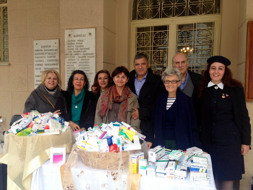 30 μεγάλες σακούλες με φάρμακα ο απολογισμός της σημερινής συλλογής φαρμάκων στη Νέα Σμύρνη για το Ιατρείο Κοινωνικής αποστολής