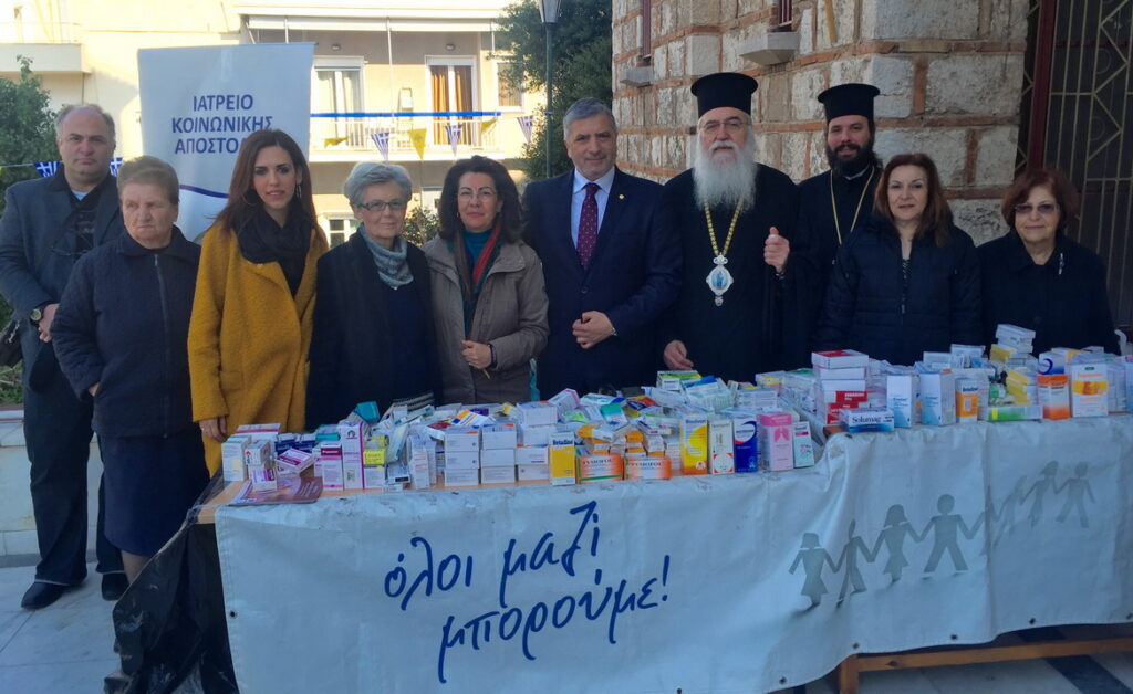 12 μεγάλοι σάκοι με φάρμακα μαζεύτηκαν στην εκκλησία Τριών Ιεραρχών στα Άνω Πετράλωνα 12 μεγάλοι σάκοι με φάρμακα μαζεύτηκαν στην εκκλησία Τριών Ιεραρχών στα Άνω Πετράλωνα