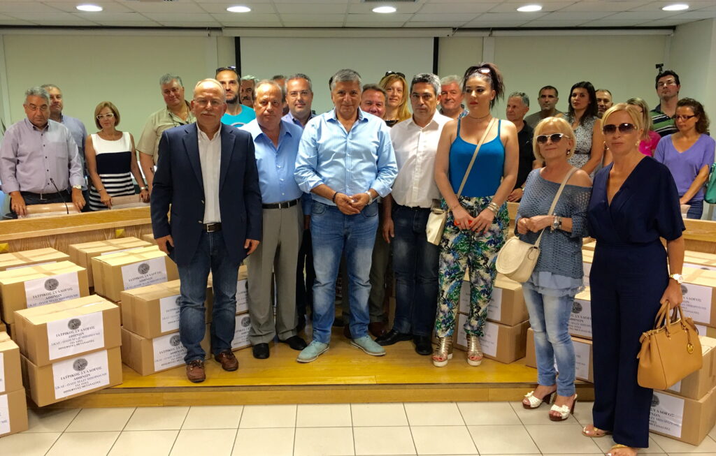 Το Ιατρείο Κοινωνικής Αποστολής παρέδωσε 250 κούτες με φάρμακα σε 24 Δήμους της Αττικής, για τη ενίσχυση των Κοινωνικών Φαρμακείων, τα οποία συγκεντρώθηκαν από τη δράση «ΟΛΟΙ ΜΑΖΙ ΜΠΟΡΟΥΜΕ»