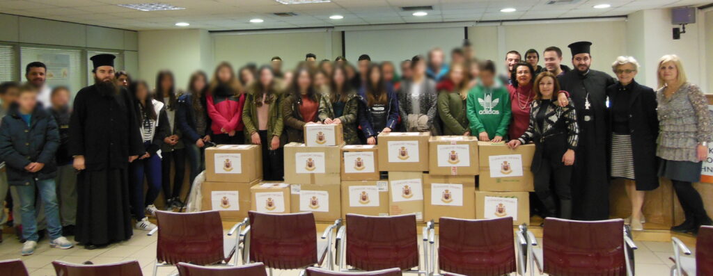 Εξήντα παιδιά και νέοι επισκέφθηκαν το Ιατρείο Κοινωνικής Αποστολής και παρέδωσαν φάρμακα που συγκέντρωσε η Ιερά Μητρόπολη Μαντινείας και Κυνουρίας