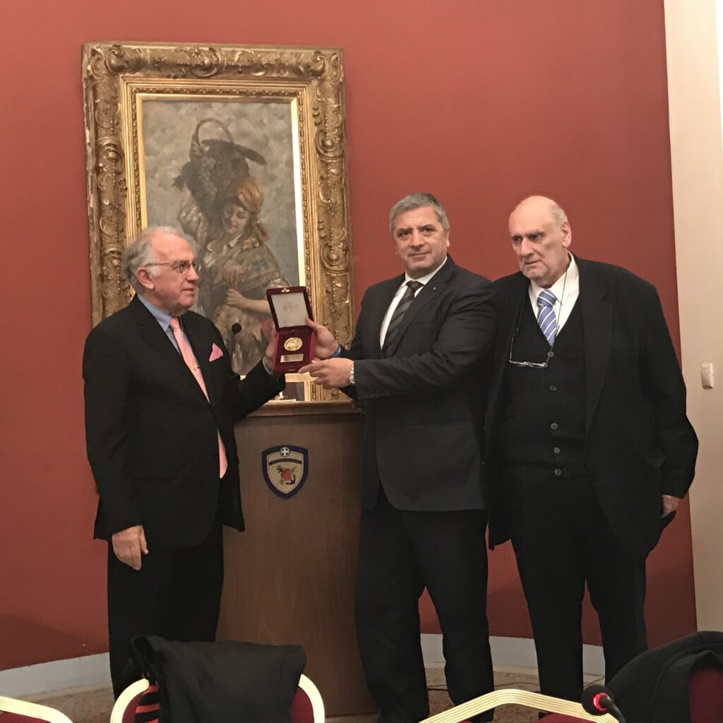 Βράβευση του Προέδρου του ΙΣΑ και της ΚΕΔΕ Γ. Πατούλη για το ανθρωπιστικό και κοινωνικό του έργο από τον Πανελλήνιο Σύνδεσμο Φίλων της Ιεράς Αρχιεπισκοπής Αθηνών Βράβευση του Προέδρου του ΙΣΑ και της ΚΕΔΕ Γ. Πατούλη για το ανθρωπιστικό και κοινωνικό του έργο από τον Πανελλήνιο Σύνδεσμο Φίλων της Ιεράς Αρχιεπισκοπής Αθηνών