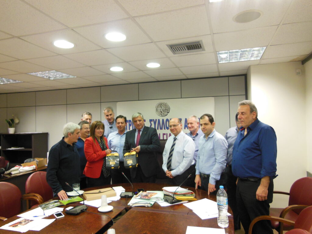 Ο ΙΣΑ παρέδωσε δύο απινιδωτές, οι οποίοι θα αξιοποιηθούν για να καλύψουν τις ανάγκες, των ορεινών και απομακρυσμένων χωριών του Δήμου Σουλίου Ο ΙΣΑ παρέδωσε δύο απινιδωτές, οι οποίοι θα αξιοποιηθούν για να καλύψουν τις ανάγκες, των ορεινών και απομακρυσμένων χωριών του Δήμου Σουλίου