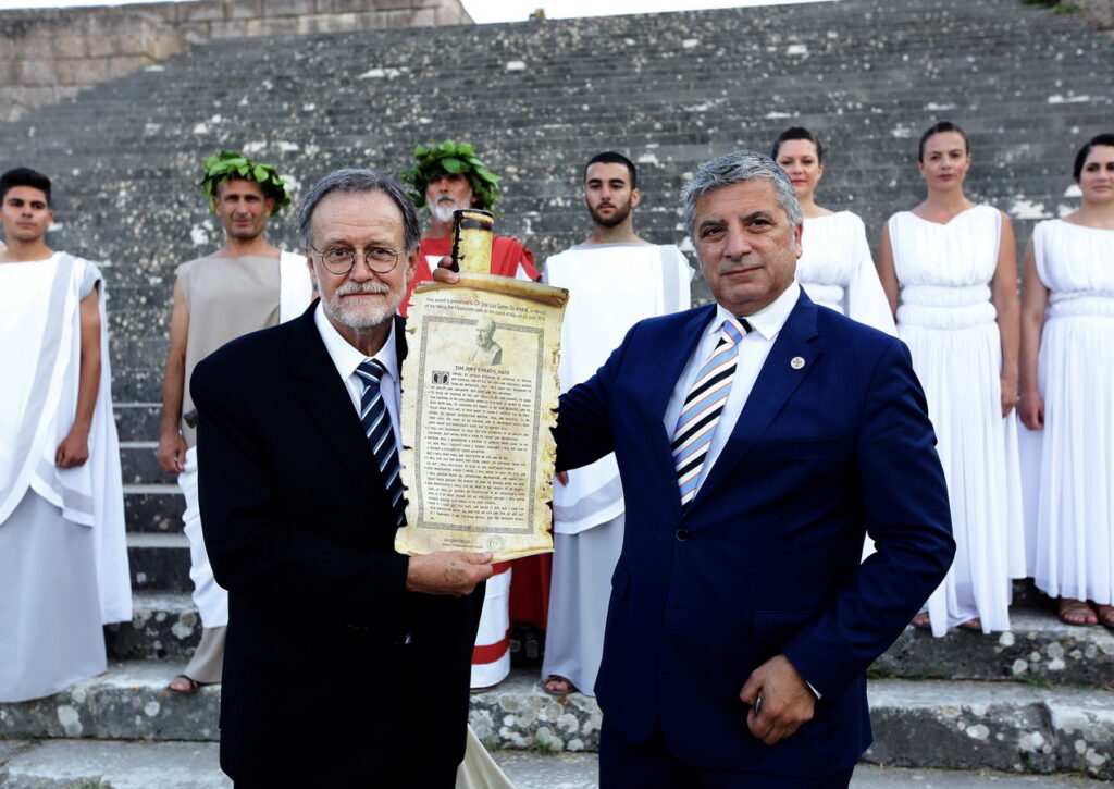 Σε μια συγκινητική τελετή στο Ασκληπιείο Κω, 34 γιατροί από όλο τον κόσμο που συμμετείχαν στο 2ο Διεθνές Συνέδριο για τον Τουρισμό Υγείας, πήραν μέρος στην αναπαράσταση του Όρκου του Ιπποκράτη Σε μια συγκινητική τελετή στο Ασκληπιείο Κω, 34 γιατροί από όλο τον κόσμο που συμμετείχαν στο 2ο Διεθνές Συνέδριο για τον Τουρισμό Υγείας, πήραν μέρος στην αναπαράσταση του Όρκου του Ιπποκράτη