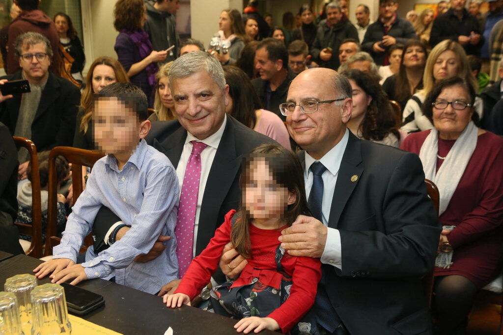 Ο πρόεδρος του Ι.Σ.Α. Γ. Πατούλης βράβευσε τους αθλητές της 8ης Ένωσης Ομίλων Αντισφαίρισης κατά τη διάρκεια της ετήσιας κοπής της πίτας Ο πρόεδρος του Ι.Σ.Α. Γ. Πατούλης βράβευσε τους αθλητές της 8ης Ένωσης Ομίλων Αντισφαίρισης κατά τη διάρκεια της ετήσιας κοπής της πίτας