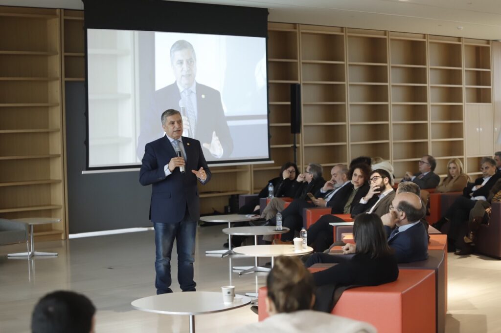 Στη στρατηγική, για τη δημιουργία υγιών Δήμων και πόλεων που προάγουν την ψυχική και σωματική υγεία των κατοίκων, αναφέρθηκε ο πρόεδρος του ΙΣΑ Γ. Πατούλης ,στο πλαίσιο του χαιρετισμού του, σε εκδήλωση της Εταιρείας Ογκολόγων Παθολόγων Ελλάδας Στη στρατηγική, για τη δημιουργία υγιών Δήμων και πόλεων που προάγουν την ψυχική και σωματική υγεία των κατοίκων, αναφέρθηκε ο πρόεδρος του ΙΣΑ Γ. Πατούλης ,στο πλαίσιο του χαιρετισμού του, σε εκδήλωση της Εταιρείας Ογκολόγων Παθολόγων Ελλάδας