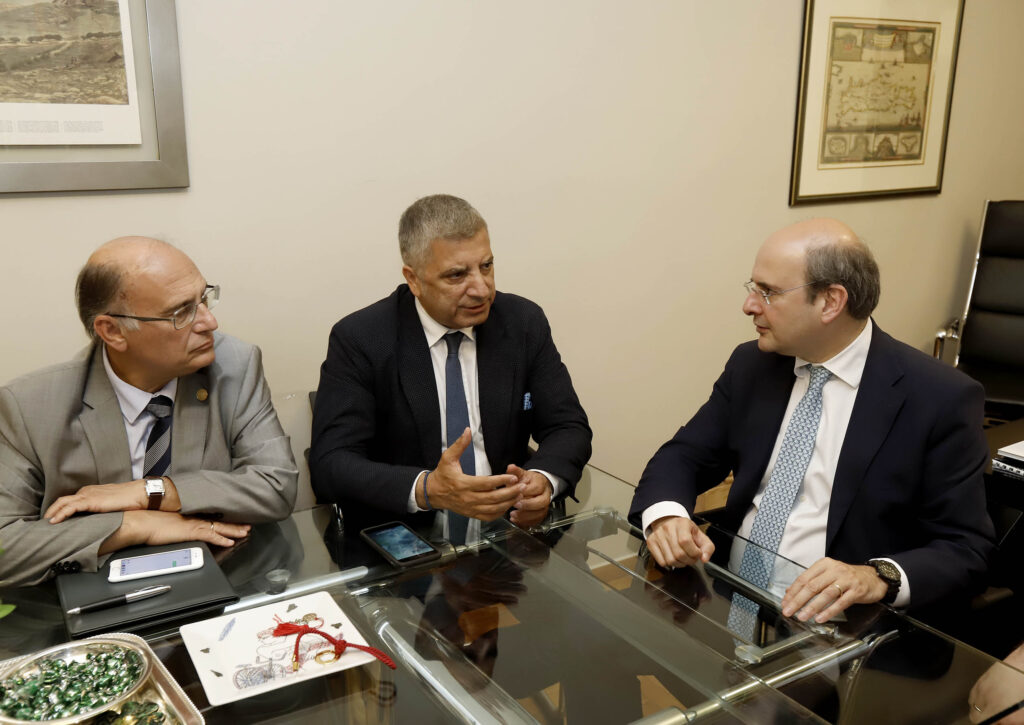 Συνάντηση με τον Αντιπρόεδρο της Νέας Δημοκρατίας Κωστή Χατζηδάκη είχε ο Πρόεδρος ΙΣΑ Γ. Πατούλης και το Συντονιστικό Όργανο των Φορέων Πρωτοβάθμιας Φροντίδας Υγείας για να τον ενημερώσουν για τα κρίσιμα προβλήματα του κλάδου Συνάντηση με τον Αντιπρόεδρο της Νέας Δημοκρατίας Κωστή Χατζηδάκη είχε ο Πρόεδρος ΙΣΑ Γ. Πατούλης και το Συντονιστικό Όργανο των Φορέων Πρωτοβάθμιας Φροντίδας Υγείας για να τον ενημερώσουν για τα κρίσιμα προβλήματα του κλάδου