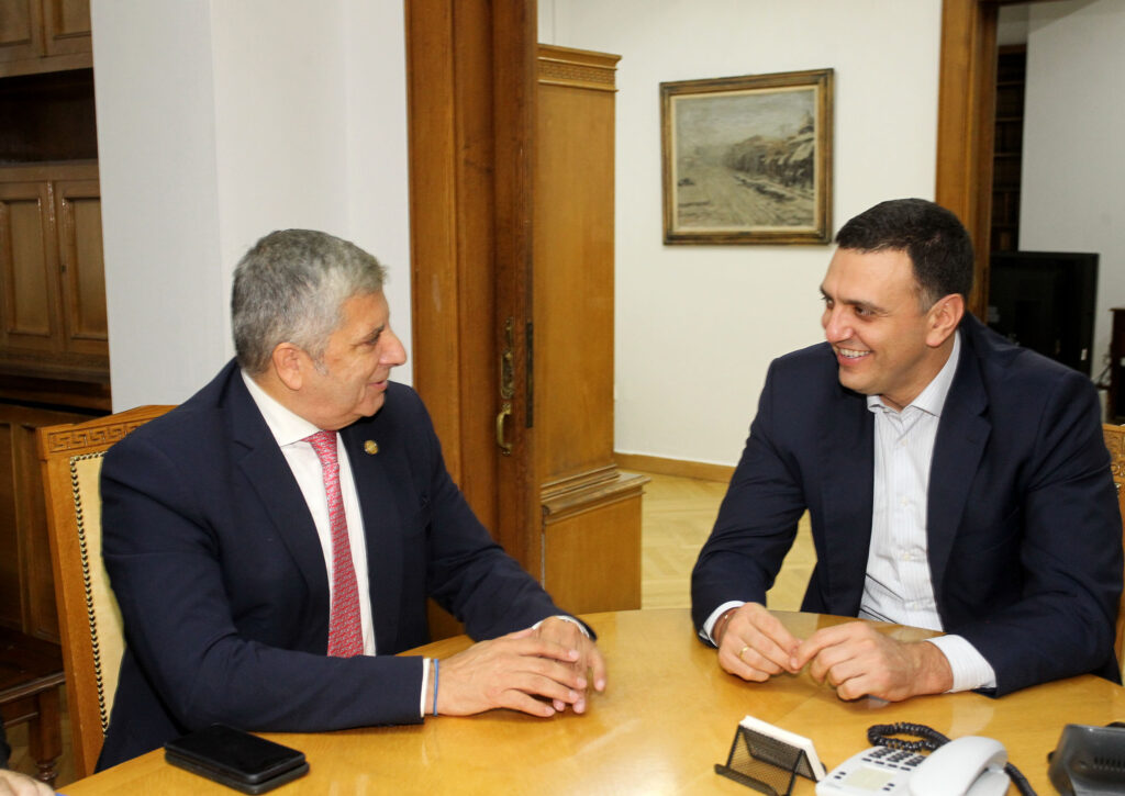 Η εγκατάσταση μηχανολογικού εξοπλισμού σε νοσοκομεία της Αττικής ήταν το θέμα της συνάντησης του Προέδρου του ΙΣΑ και Περιφερειάρχη Αττικής Γ. Πατούλη, με τον Υπουργό Υγείας Β. Κικίλια. Η εγκατάσταση μηχανολογικού εξοπλισμού σε νοσοκομεία της Αττικής ήταν το θέμα της συνάντησης του Προέδρου του ΙΣΑ και Περιφερειάρχη Αττικής Γ. Πατούλη, με τον Υπουργό Υγείας Β. Κικίλια.