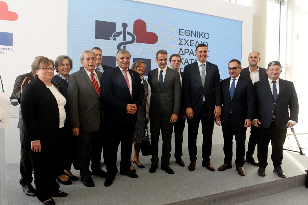 Στην παρουσίαση του Εθνικού Σχεδίου Δράσης κατά του Καπνίσματος από τον υπ. Υγείας Β. Κικίλια παρουσία του Πρωθυπουργού Κ. Μητσοτάκη στο Ίδρυμα Νιάρχος, ο Πρόεδρος του ΙΣΑ Γ. Πατούλης Στην παρουσίαση του Εθνικού Σχεδίου Δράσης κατά του Καπνίσματος από τον υπ. Υγείας Β. Κικίλια παρουσία του Πρωθυπουργού Κ. Μητσοτάκη στο Ίδρυμα Νιάρχος, ο Πρόεδρος του ΙΣΑ Γ. Πατούλης