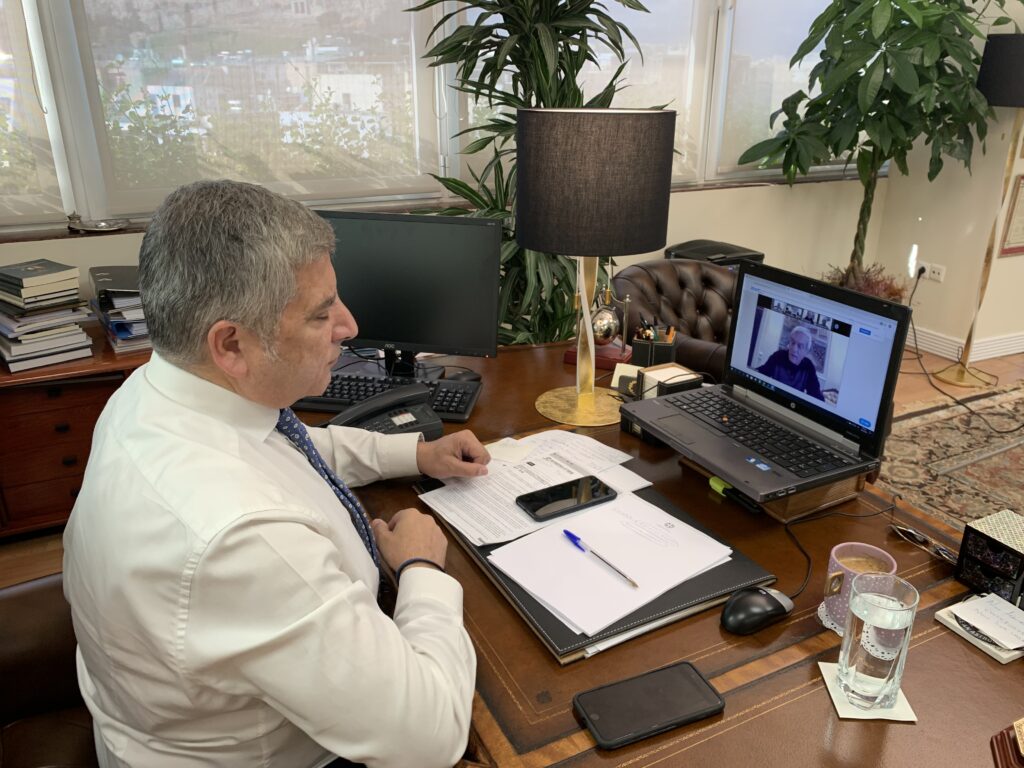 Η ανάγκη θωράκισης του συστήματος υγείας για την ενδονοσοκομειακή διασπορά του ιού, συζητήθηκε στη σημερινή έκτακτη σύσκεψη της Επιτροπής για την Αναχαίτιση της Επιδημίας του ΙΣΑ