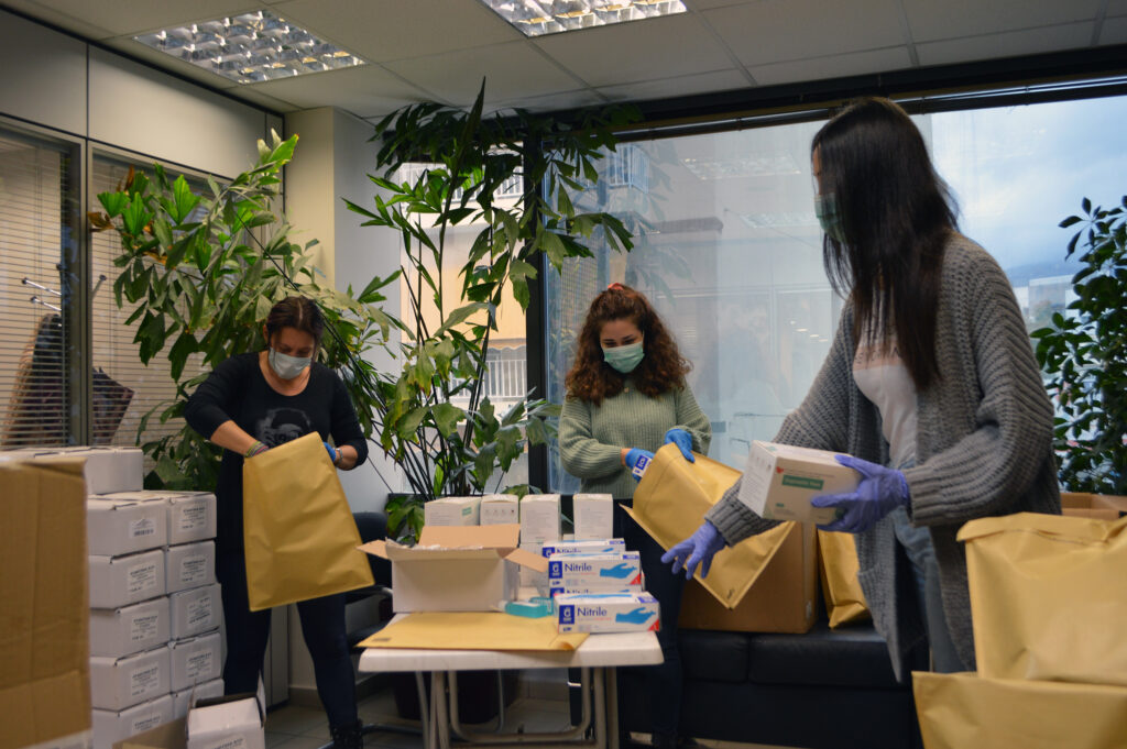 O ΙΣΑ εξασφάλισε 500.000 υλικά ατομικής προστασίας (μάσκες, γάντια, αντισηπτικά, γυαλιά, στολές προστασίας) και ξεκίνησε να τα αποστέλλει σε 4.500 ελευθεροεπαγγελματίες γιατρούς