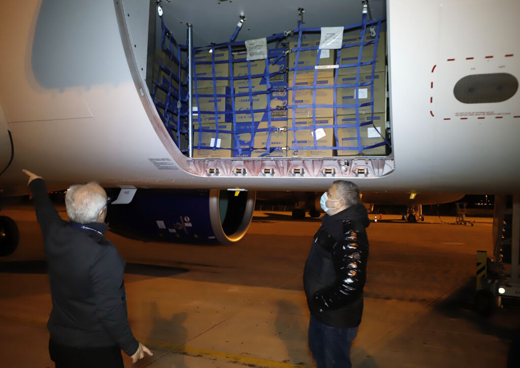 Η Περιφέρεια Αττικής και ο ΙΣΑ παρέλαβαν 1.200.000 μάσκες οι οποίες θα διατεθούν για την ασφάλεια των λειτουργών που συμμετέχουν στη μάχη εναντίον του κορωνοϊού