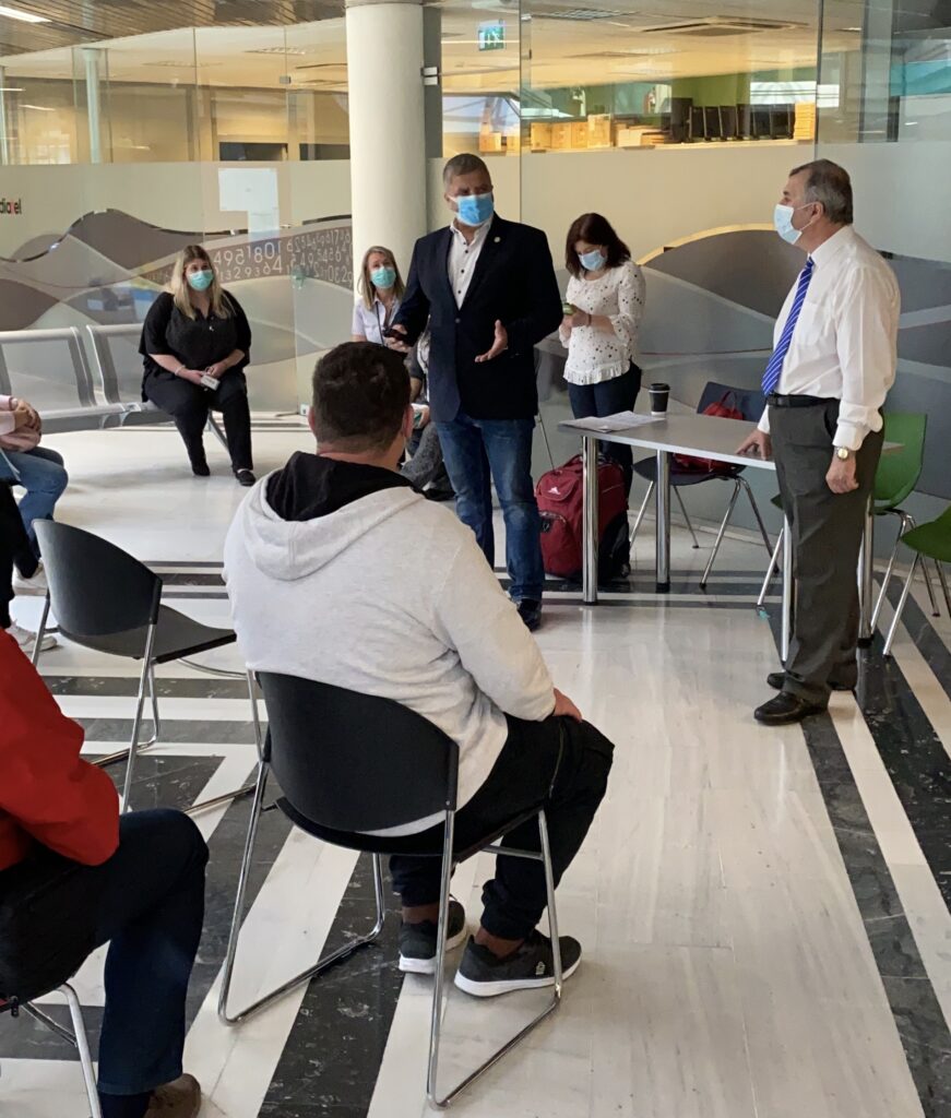 Η εκπαίδευση του προσωπικού, που θα επανδρώσει τις Κινητές Ομάδες Επισκέψεων στο Σπίτι, πραγματοποιήθηκε σήμερα στο Επιχειρησιακό Κέντρο της Περιφέρειας Αττικής και του ΙΣΑ