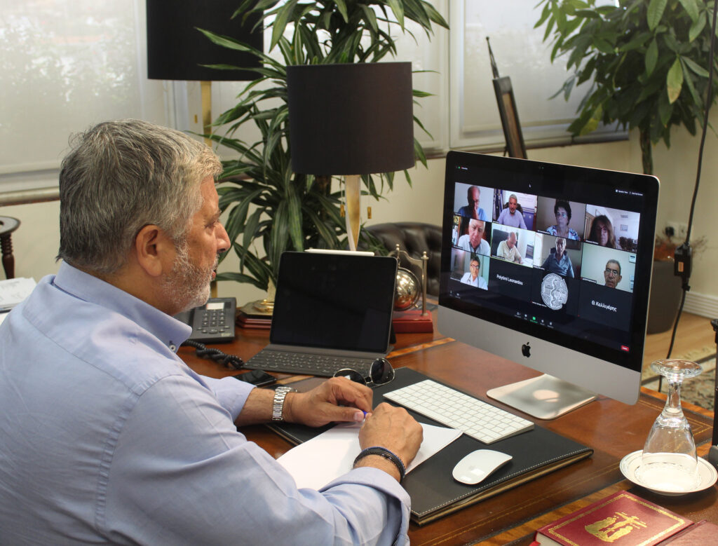 Οι οδηγίες για τη σωστή χρήση των κλιματιστικών μηχανημάτων συζητήθηκαν μεταξύ άλλων, στην έκτακτη σύσκεψη της Επιστημονικής Επιτροπής του ΙΣΑ και της Περιφέρειας Αττικής που συγκάλεσε ο Πρόεδρος του ΙΣΑ Γ.Πατούλης
