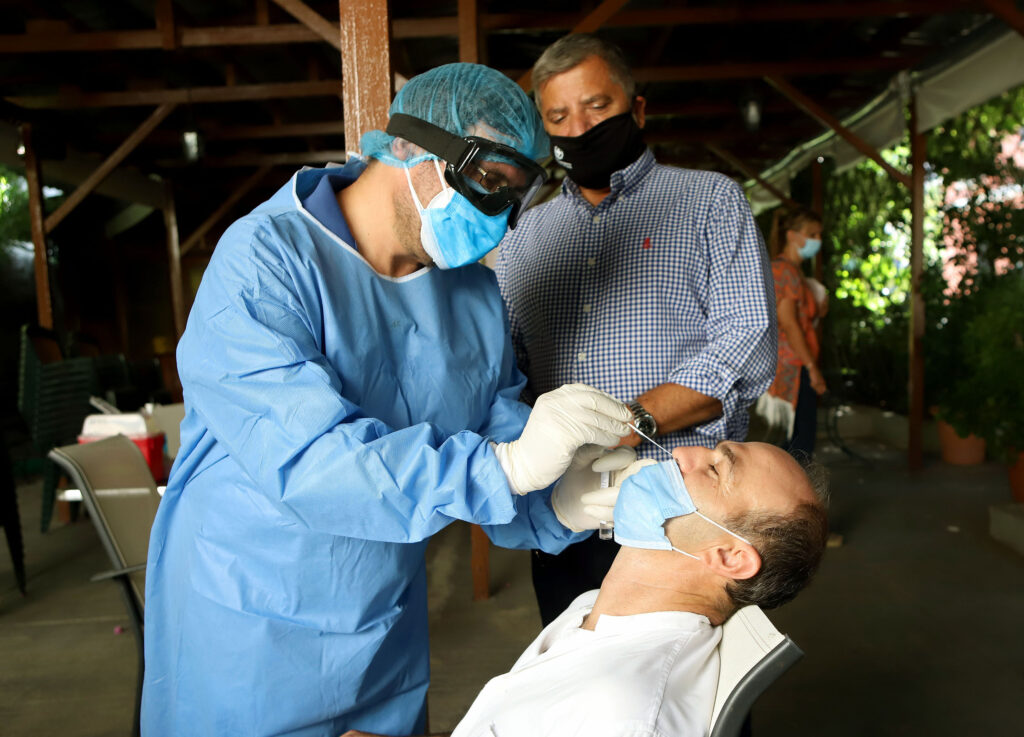 Από το Άσυλο Ανιάτων στην Κυψέλη, ξεκίνησαν σήμερα οι μαζικοί δειγματοληπτικοί έλεγχοι για λοίμωξη από τον ιό SARS-CοV-2, που θα διενεργούν τα κλιμάκια της Περιφέρειας Αττικής και του ΙΣΑ σε συνεργασία με τον ΕΟΔΥ, σε κοινωνικές δομές της Αττικής