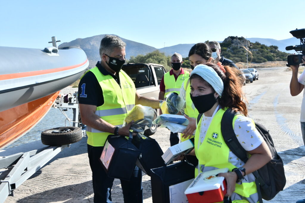 Αναχώρησε για την Αίγινα με σκάφη της Ομάδας Αιγαίου, το κλιμάκιο ιατρών και νοσηλευτών του ΙΣΑ και της Περιφέρειας Αττικής, προκειμένου να διενεργήσει διαγνωστικά τεστ για τον COVID 19, σε δομές του νησιού
