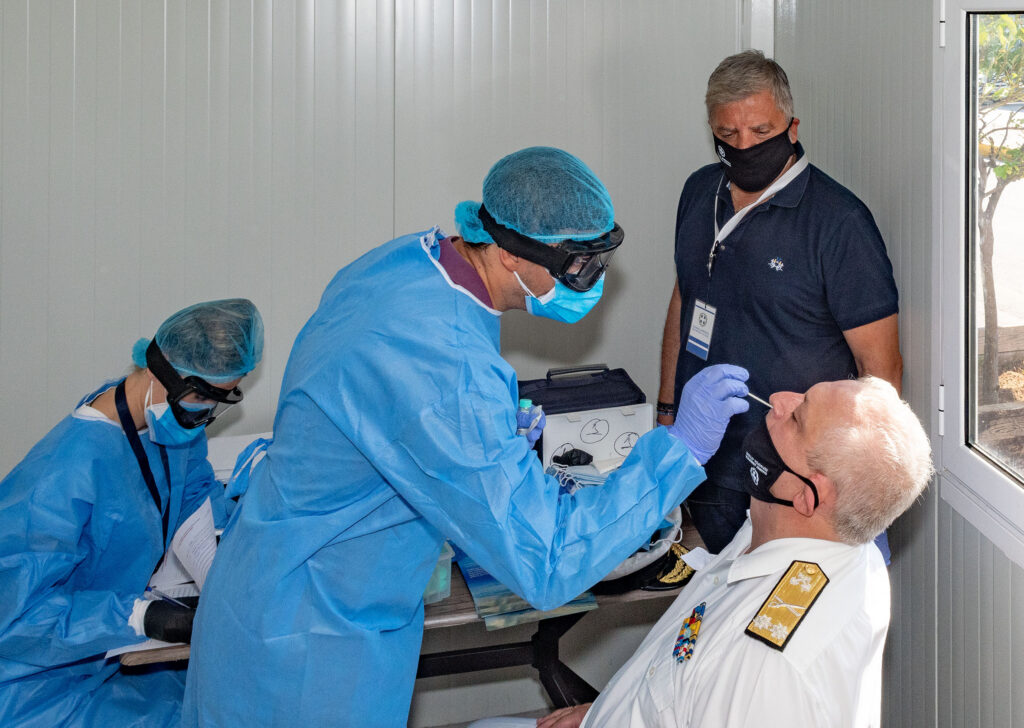 Ξεκίνησαν στο λιμάνι του Πειραιά οι επιδημιολογικοί δειγματοληπτικοί έλεγχοι για τον Covid-19 σε ταξιδιώτες που φτάνουν στην Αττική, από τα ειδικά κλιμάκια του ΙΣΑ και  της Περιφέρειας Αττικής παρουσία του Γ. Πατούλη – Στις 4μ.μ και στις 6μ.μ σήμερα το απ