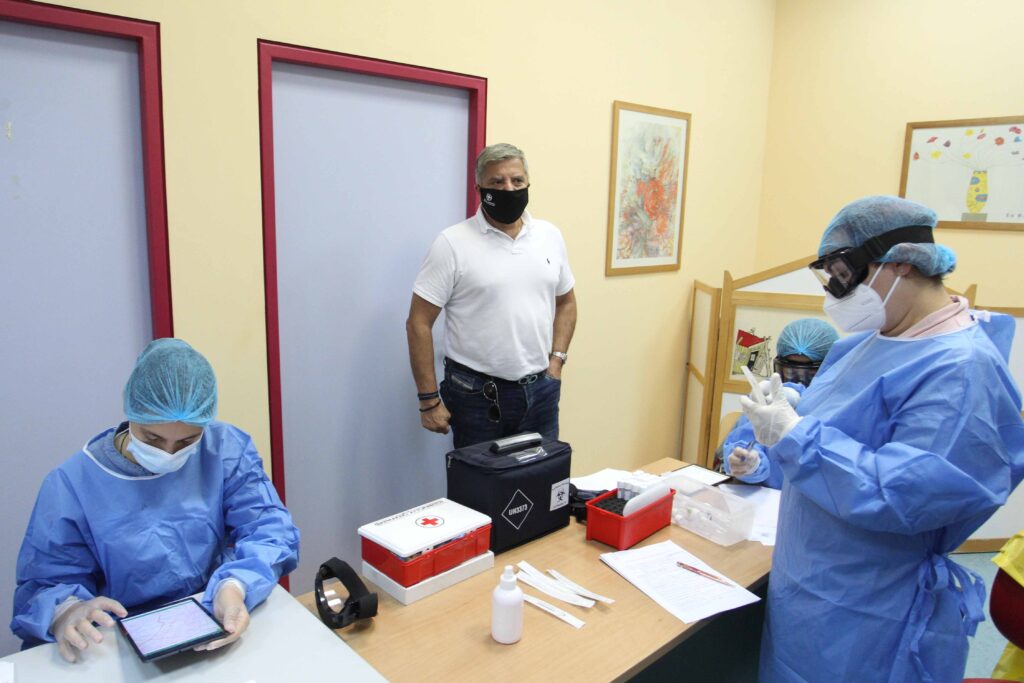 Στο εκπαιδευτικό προσωπικό του Κέντρου Εκπαιδευτικής και Συμβουλευτικής Υποστήριξης (ΚΕΣΥ) στο Αιγάλεω, συνεχίστηκαν σήμερα οι δειγματοληπτικοί έλεγχοι παρουσία του Προέδρου του ΙΣΑ και Περιφερειάρχη Αττικής