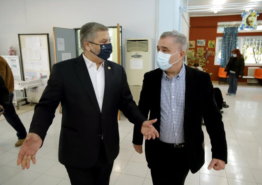 O IΣΑ ανταποκρίθηκε στο αίτημα του Κέντρου Υγείας Βάρης, για την προμήθεια ενός απινιδωτή, εν όψει της μετατροπής του σε Εμβολιαστικό Κέντρο