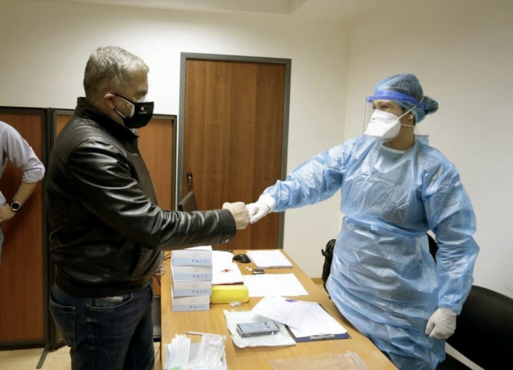 Σε Δομές της Σαλαμίνας συνεχίστηκε σήμερα η διενέργεια δειγματοληπτικών Rapid Tests από τις Κινητές Ομάδες Επισκέψεων Σπίτι (ΚΟΕΣ) του ΙΣΑ και της Περιφέρειας Αττικής, στο πλαίσιο της σχετικής Δράσης που θα πραγματοποιηθεί σε όλος το εύρος του Λεκανοπεδίο