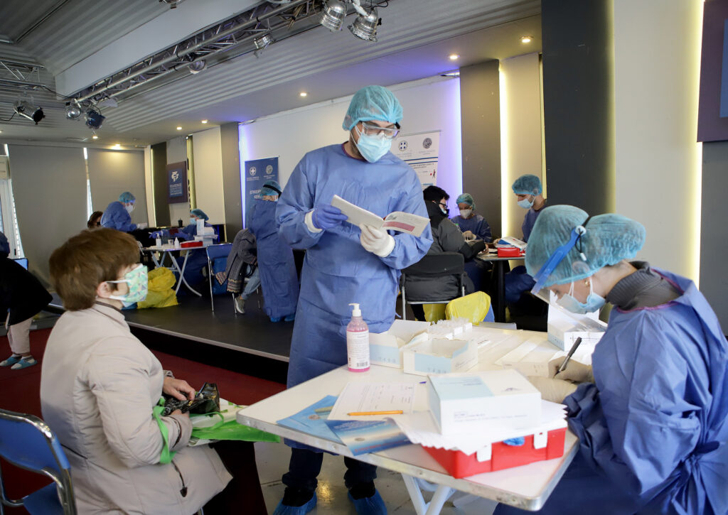 Συνεχίστηκαν και χθες Τρίτη στο Νότιο Τομέα Αττικής τα rapid tests από τα εξειδικευμένα κλιμάκια Ιατρών και Νοσηλευτών της Περιφέρειας Αττικής και του ΙΣΑ