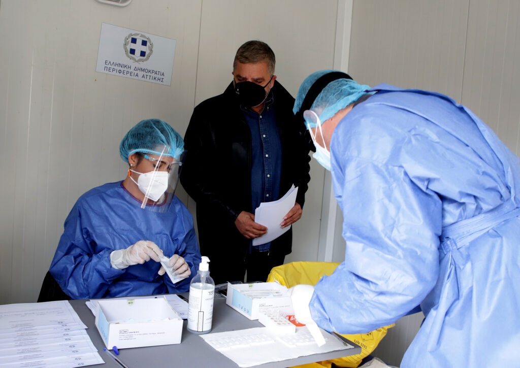 Εκατοντάδες rapid tests διενεργήθηκαν στο Πεδίο του Άρεως και στο Πάρκο Τρίτση, από τα εξειδικευμένα κλιμάκια Ιατρών και Νοσηλευτών του ΙΣΑ και της Περιφέρειας Αττικής
