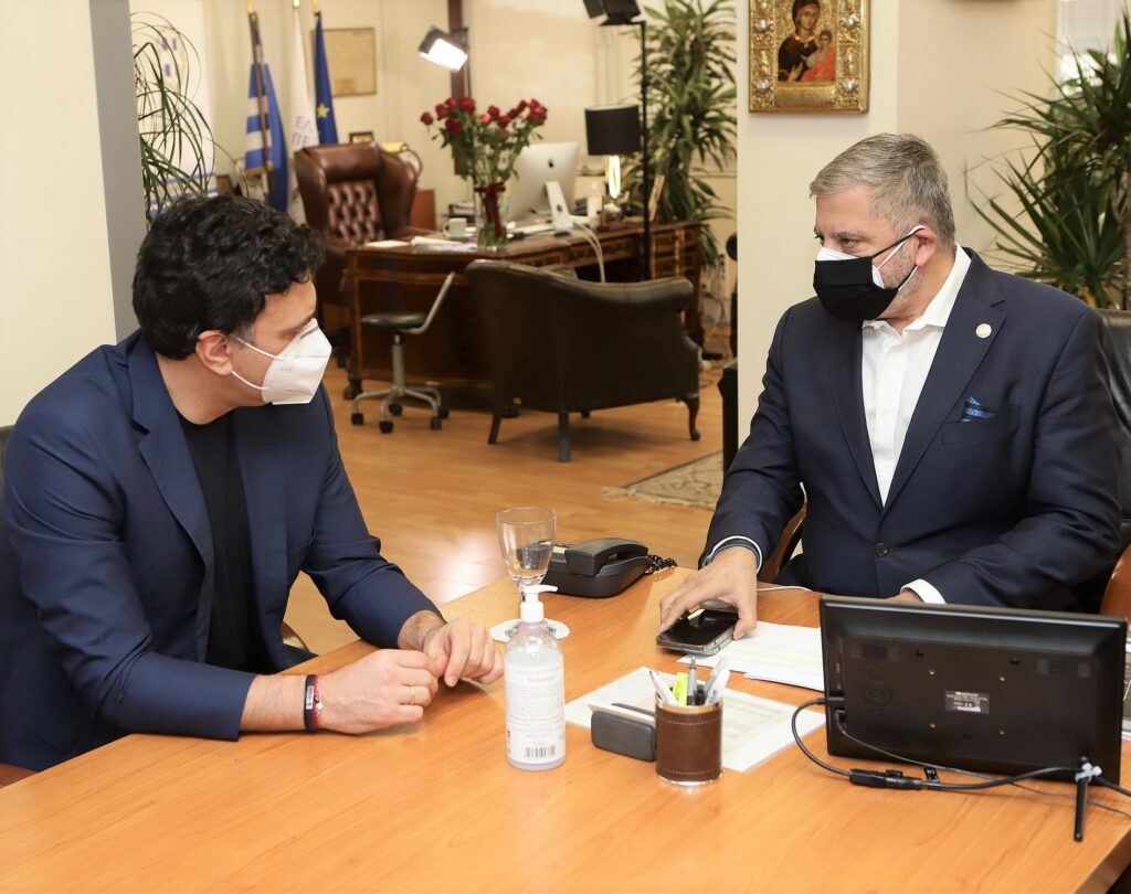 Η βαριά επιδημιολογική εικόνα της Αττικής και ο περαιτέρω συντονισμός των κοινών δράσεων βρέθηκαν στο επίκεντρο της συνάντησης του Προέδρου του ΙΣΑ και Περιφερειάρχη Αττικής Γ. Πατούλη, με τον Υπ. Υγείας Β. Κικίλια