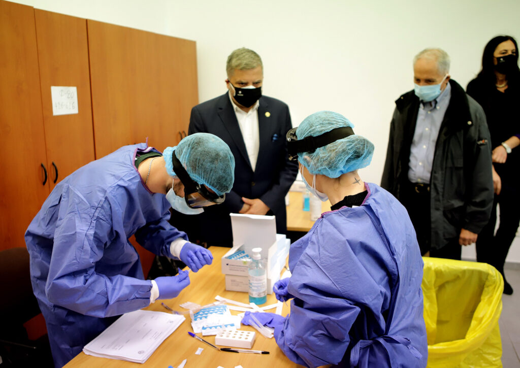 4.000 rapid test διενεργήθηκαν σε εργαζόμενους και πολίτες σε διάφορες περιοχές της Αττικής, από τις ΚΟΕΣ, του ΙΣΑ και της Περιφέρειας Αττικής κατά την πρώτη εβδομάδα πραγματοποίησης της Δράσης «Ιπποκράτης»