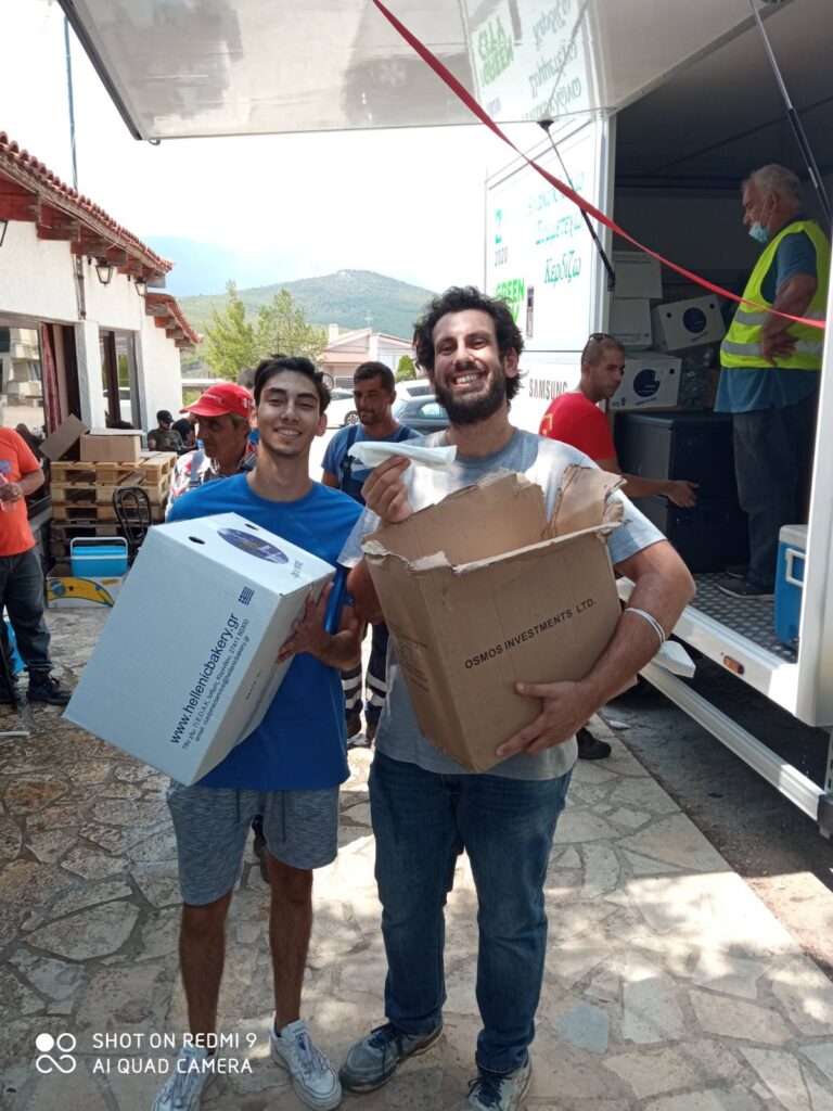 Κλιμάκιο ιατρού, νοσηλευτή και ψυχολόγων του Κέντρου Επιχειρήσεων του ΙΣΑ και της Περιφέρειας Αττικής θα βρίσκεται από σήμερα στα Βίλια με στόχο την παροχή υγειονομικών υπηρεσιών και μασκών προστασίας