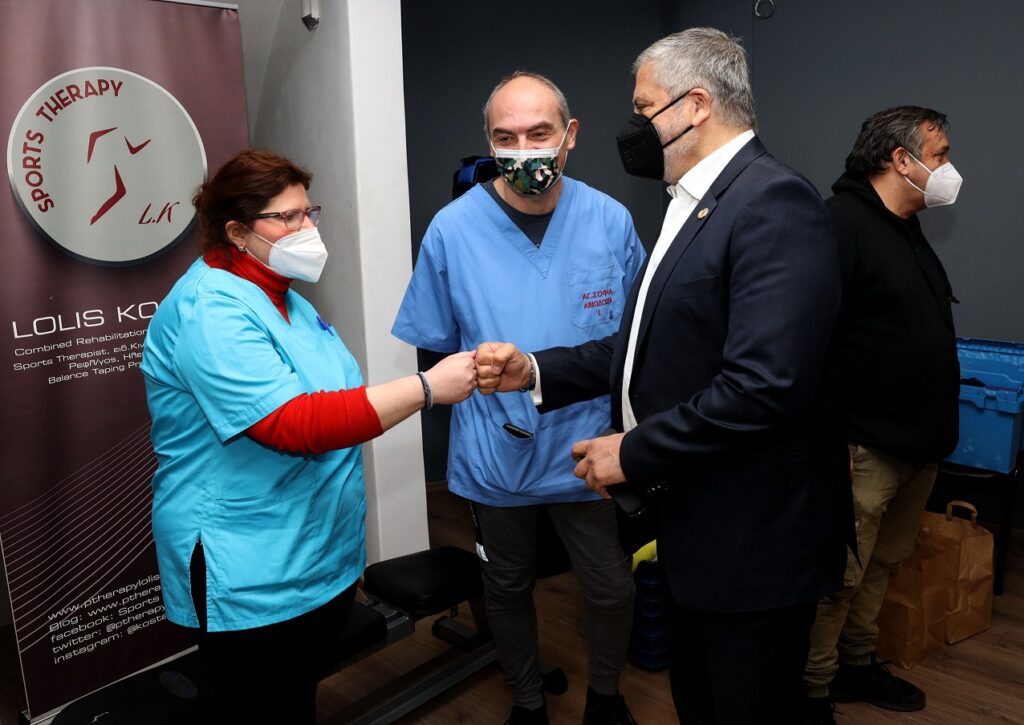 Δεκάδες φιάλες αίματος συγκεντρώθηκαν στην εθελοντική αιμοδοσία που διοργάνωσαν η Περιφέρεια Αττικής σε συνεργασία με τον ΙΣΑ και το «Όλοι Μαζί Μπορούμε» στον Κολωνό Δεκάδες φιάλες αίματος συγκεντρώθηκαν στην εθελοντική αιμοδοσία που διοργάνωσαν η Περιφέρεια Αττικής σε συνεργασία με τον ΙΣΑ και το «Όλοι Μαζί Μπορούμε» στον Κολωνό