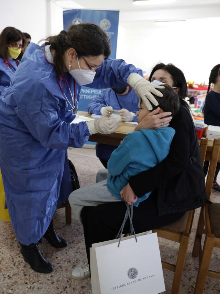 Ιατρικούς ελέγχους, rapidtest και διανομή υγειονομικού υλικού σε παιδιά από την Ουκρανία τα οποία φιλοξενούνται στις κατασκηνώσεις του Δήμου Ζωγράφου στη Ραφήνα, πραγματοποίησαν σήμερα κλιμάκια του ΙΣΑ και της Περιφέρειας Αττικής