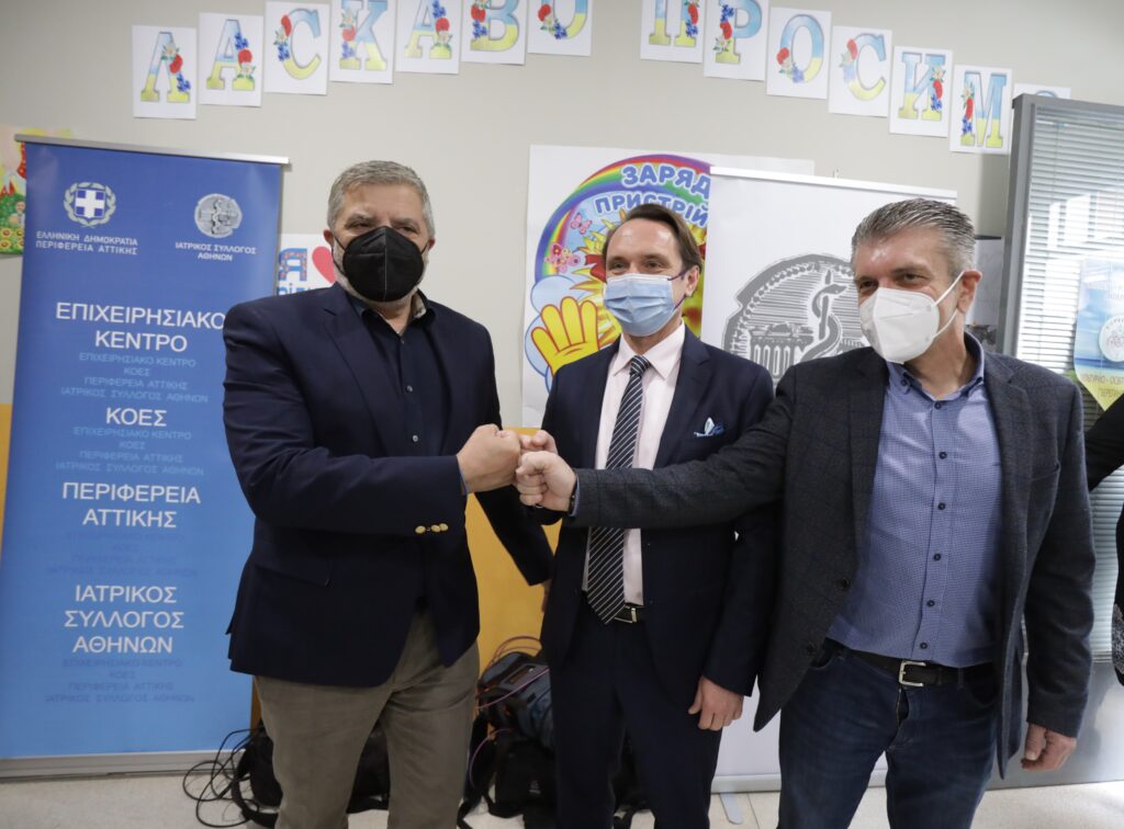 Ιατρικούς ελέγχους και διανομή υγειονομικού υλικού προστασίας σε παιδιά από την Ουκρανία που φοιτούν σε σχολείο της Αττικής, πραγματοποίησαν σήμερα κλιμάκια Ιατρών του ΙΣΑ και της Περιφέρειας Αττικής, με πρωτοβουλία του Προέδρου Γ. Πατούλη.