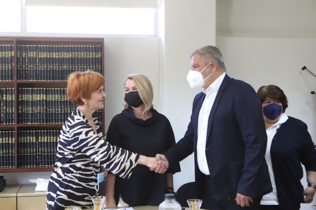 Στην αξιοποίηση των χρηματοδοτικών εργαλείων, για τη στήριξη των υγειονομικών δομών της Αττικής, αναφέρθηκε ο Πρόεδρος του ΙΣΑ Γ. Πατούλης, στο πλαίσιο της επίσκεψής του, στο νοσοκομείο Γεννηματάς Στην αξιοποίηση των χρηματοδοτικών εργαλείων, για τη στήριξη των υγειονομικών δομών της Αττικής, αναφέρθηκε ο Πρόεδρος του ΙΣΑ Γ. Πατούλης, στο πλαίσιο της επίσκεψής του, στο νοσοκομείο Γεννηματάς