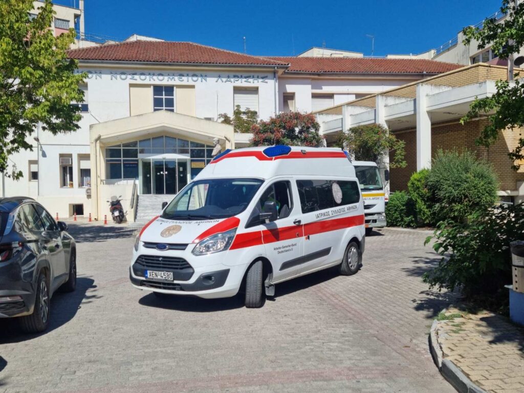 Tο ασθενοφόρο και οι διασώστες του ΙΣΑ συμμετέχουν στη μεταφορά ασθενών στις περιοχές που επλήγησαν από τη Θεομηνία-Διανομή εμφιαλωμένων νερών σε συνεργασία με την Περ.Αττικής & την Έν.Ελευθ/ματιών Παιδιάτρων Αττικής Tο ασθενοφόρο και οι διασώστες του ΙΣΑ συμμετέχουν στη μεταφορά ασθενών στις περιοχές που επλήγησαν από τη Θεομηνία-Διανομή εμφιαλωμένων νερών σε συνεργασία με την Περ.Αττικής & την Έν.Ελευθ/ματιών Παιδιάτρων Αττικής