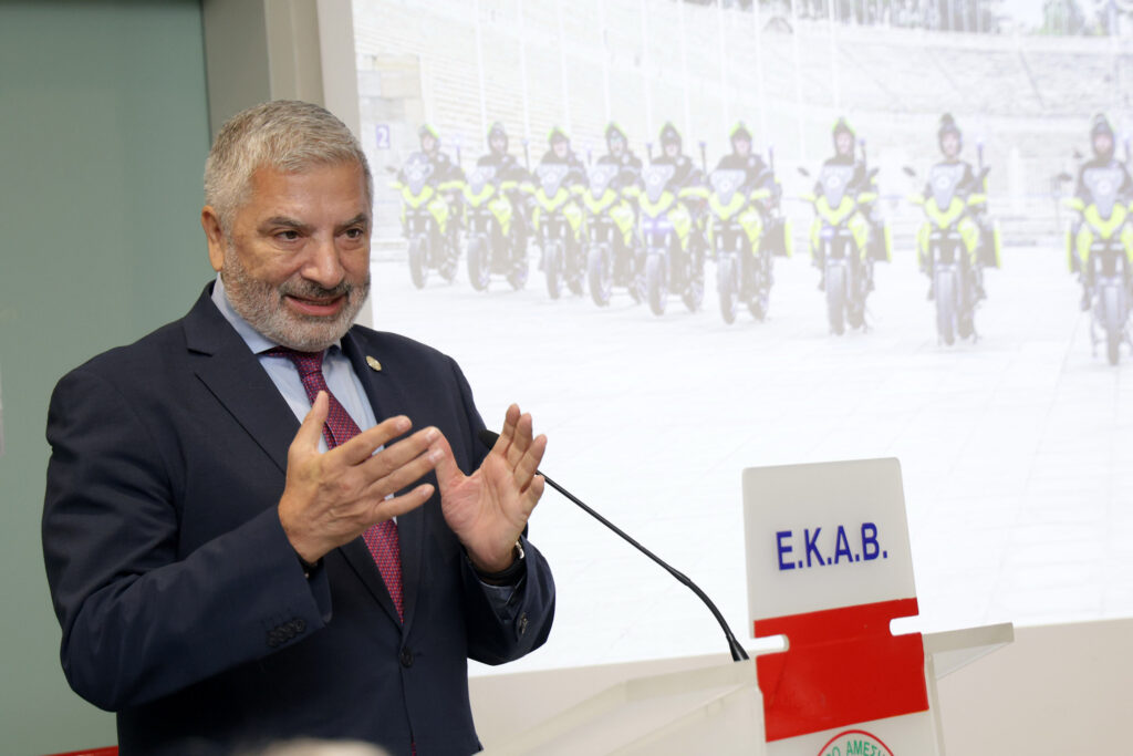 Παραλήφθηκαν από το ΕΚΑΒ 20 μηχανές, 8 κινητές μονάδες ταχείας επέμβασης και ξεκίνησε η τμηματική παραλαβή των 52 ασθενοφόρων που εξασφάλισε η Περιφέρεια Αττικής