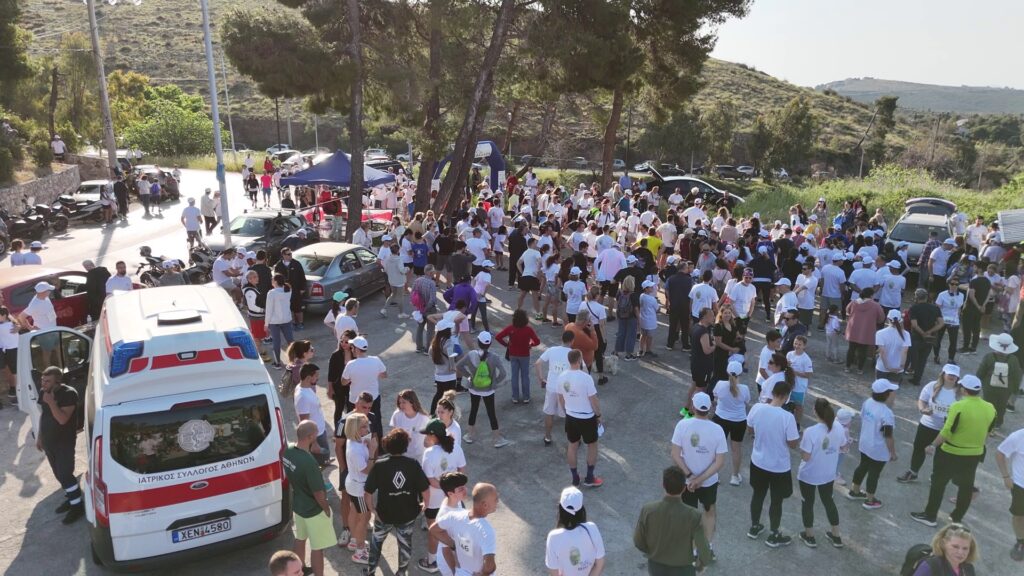 Εθελοντές γιατροί του ΙΣΑ με το ασθενοφόρο και το πλήρωμά του, συμμετείχαν στη δράση Αγώνας Δρόμου για το Περιβάλλον, στην Πεντέλη