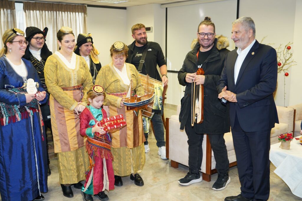 Τα Πρωτοχρονιάτικα κάλαντα είπαν στον ΙΣΑ, ο Σύλλογος Ποντίων Αμαρουσίου και η Πανελλήνια Ομοσπονδία Πολιτιστικών Κρητικών Σωματείων