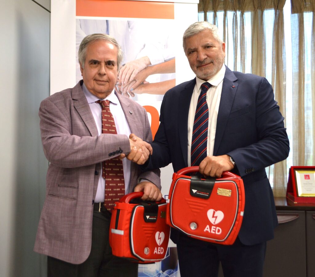 Ο Ιατρικός Σύλλογος Αθηνών στηρίζει έμπρακτα τους κατοίκους της Καλύμνου με τη δωρεά δύο απινιδωτών